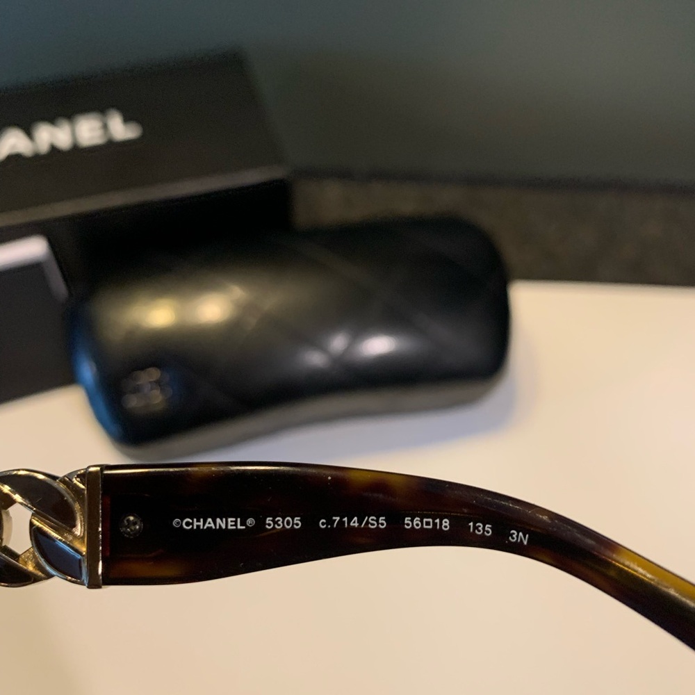CHANEL Tortoise & Chain Link Women's Sunglasses - Picture 7 of 8